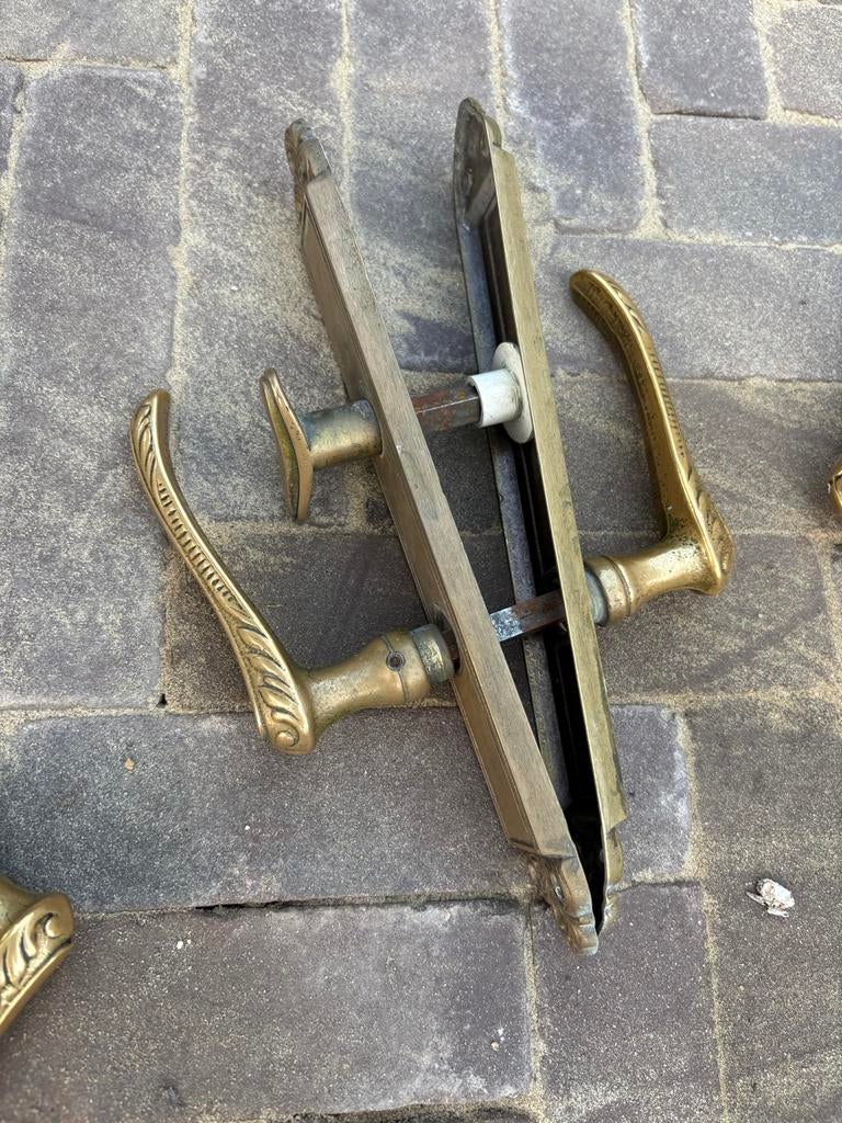 Antieke messing deurklinken met schild, Ophalen, Zo goed als nieuw, Koper of Messing, Klink of Kruk