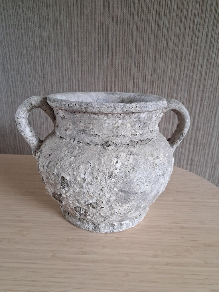 Grote cement verweerde pot met oren, sober en stoer., Huis en Inrichting, Woonaccessoires | Overige, Zo goed als nieuw, Steen/keramiek