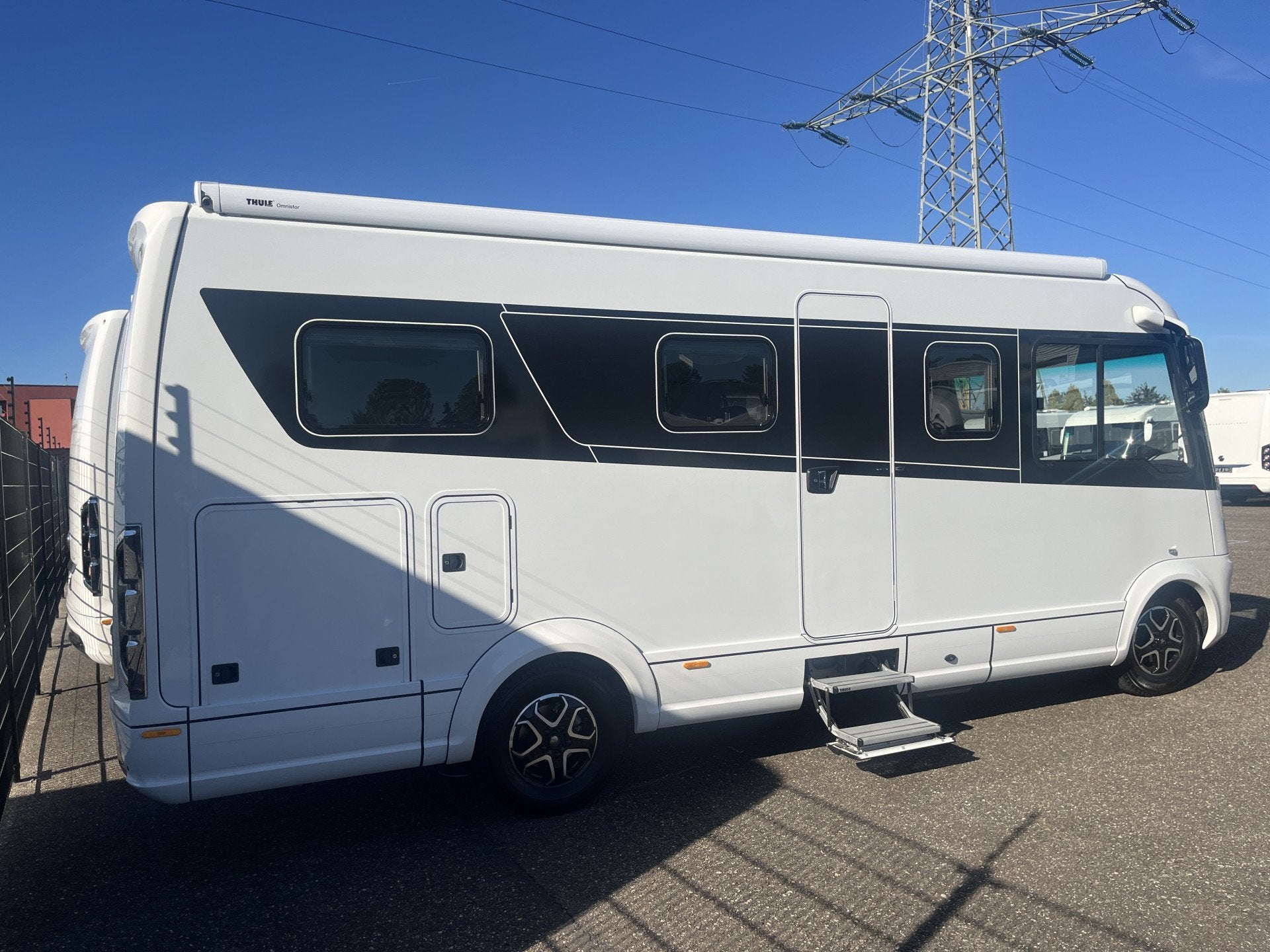 NIESMANN BISCHOFF iSmove 6.9E Aut 5-persoons Levelsysteem, Caravans en Kamperen, Niesmann+Bischoff, Galliersweg 39
5349AT  OSS, NL