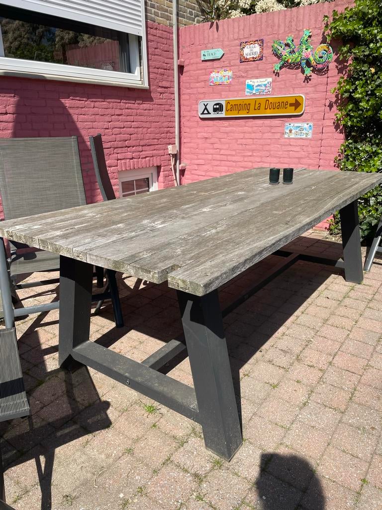Robuuste houten tuintafel met zwart onderstel, Tuin en Terras, Ophalen, Gebruikt, Rechthoekig, Hout