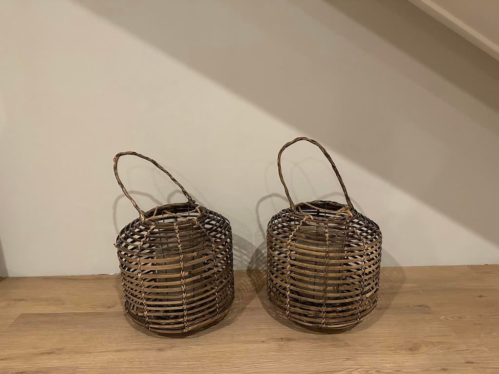 Twee rieten windlichten met glazen houder, Huis en Inrichting, Woonaccessoires | Kandelaars en Kaarsen, Overige materialen, Ophalen of Verzenden