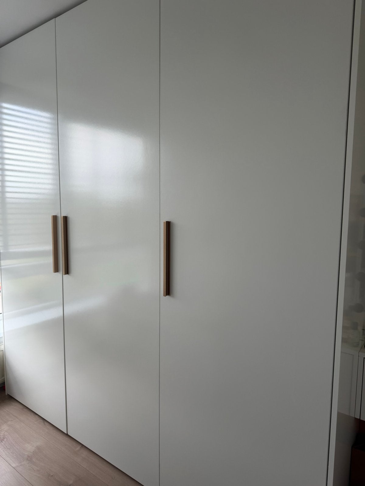 Witte kledingkast met houten handgrepen, Ophalen, Met plank(en), 200 cm of meer, 150 tot 200 cm