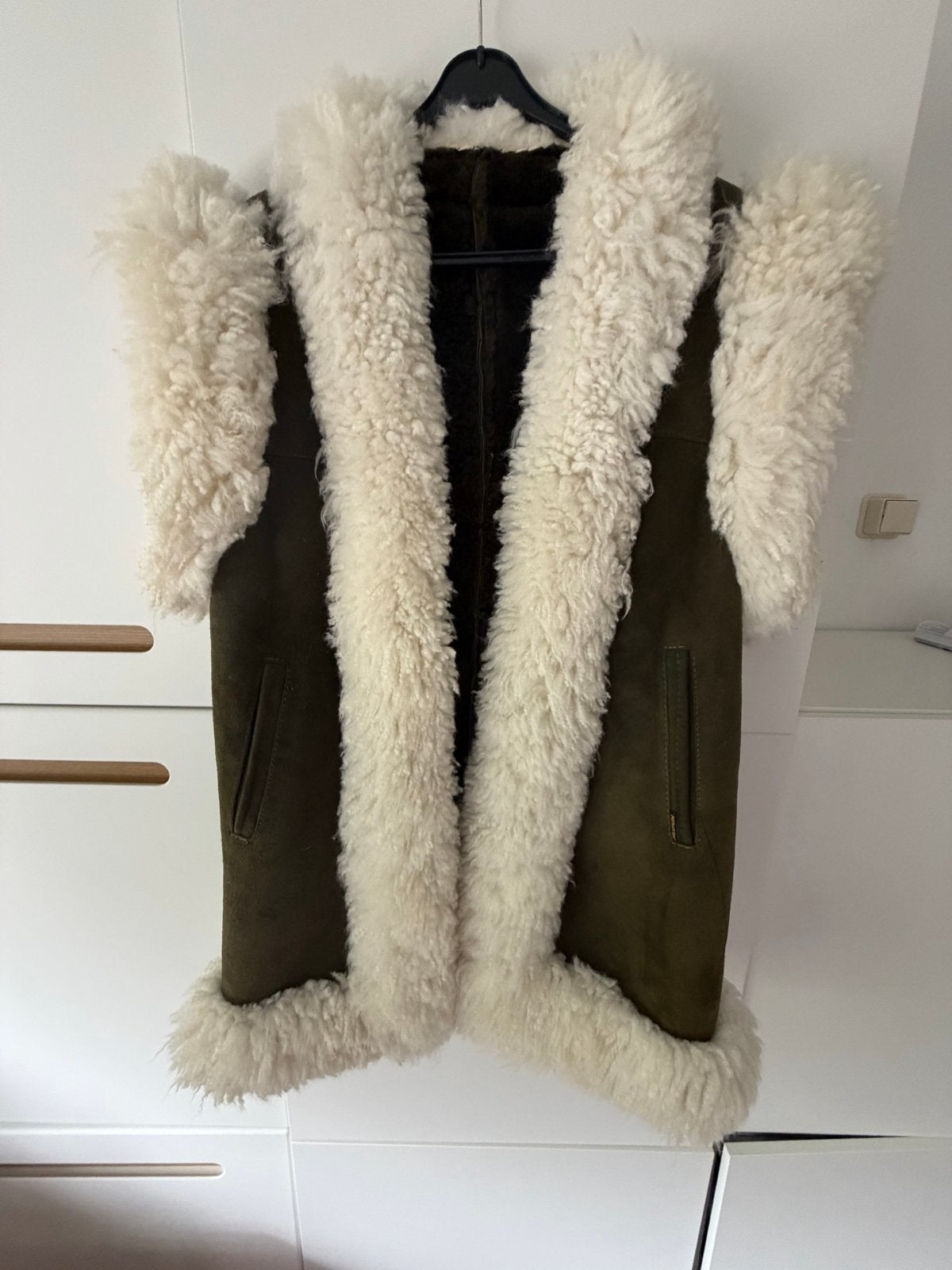 olijfgroene suède waiscoat met schapenvacht, Ophalen, Zo goed als nieuw, Maat 42/44 (L), Groen
