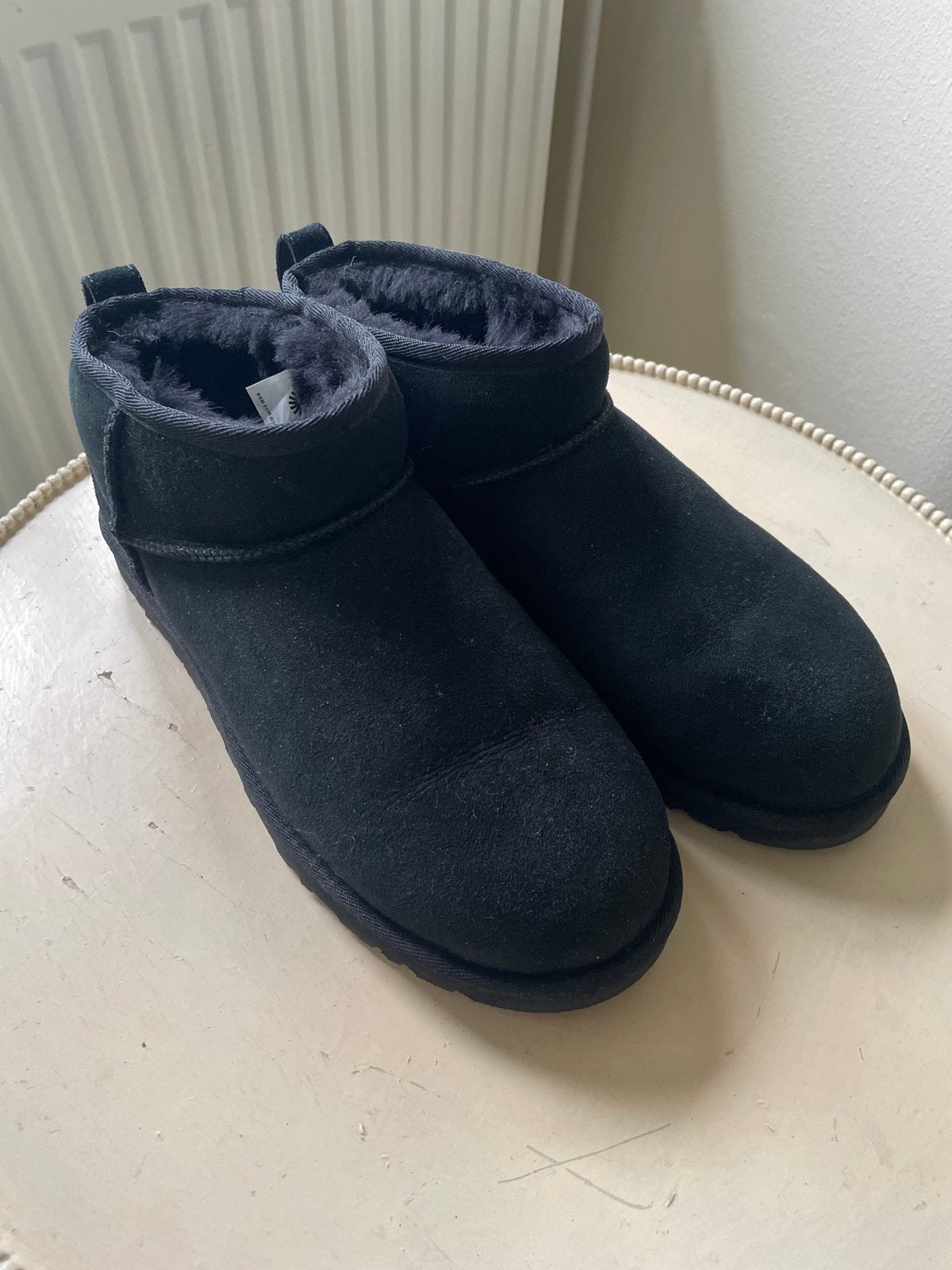 Uggs Ultra Mini Zwart Maat 43, Kleding | Dames, Zwart, Lage of Enkellaarzen, Ophalen of Verzenden, Zo goed als nieuw
