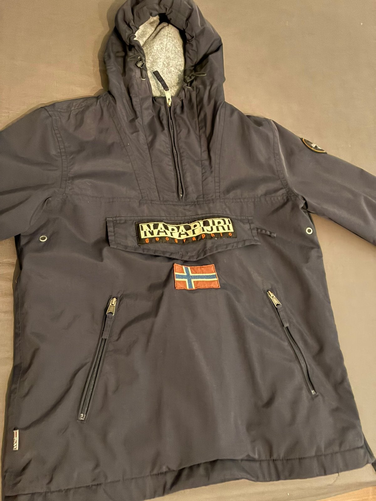 Napapijri grijze zomerjas, maat S, Kleding | Heren, Ophalen, Zo goed als nieuw, Grijs