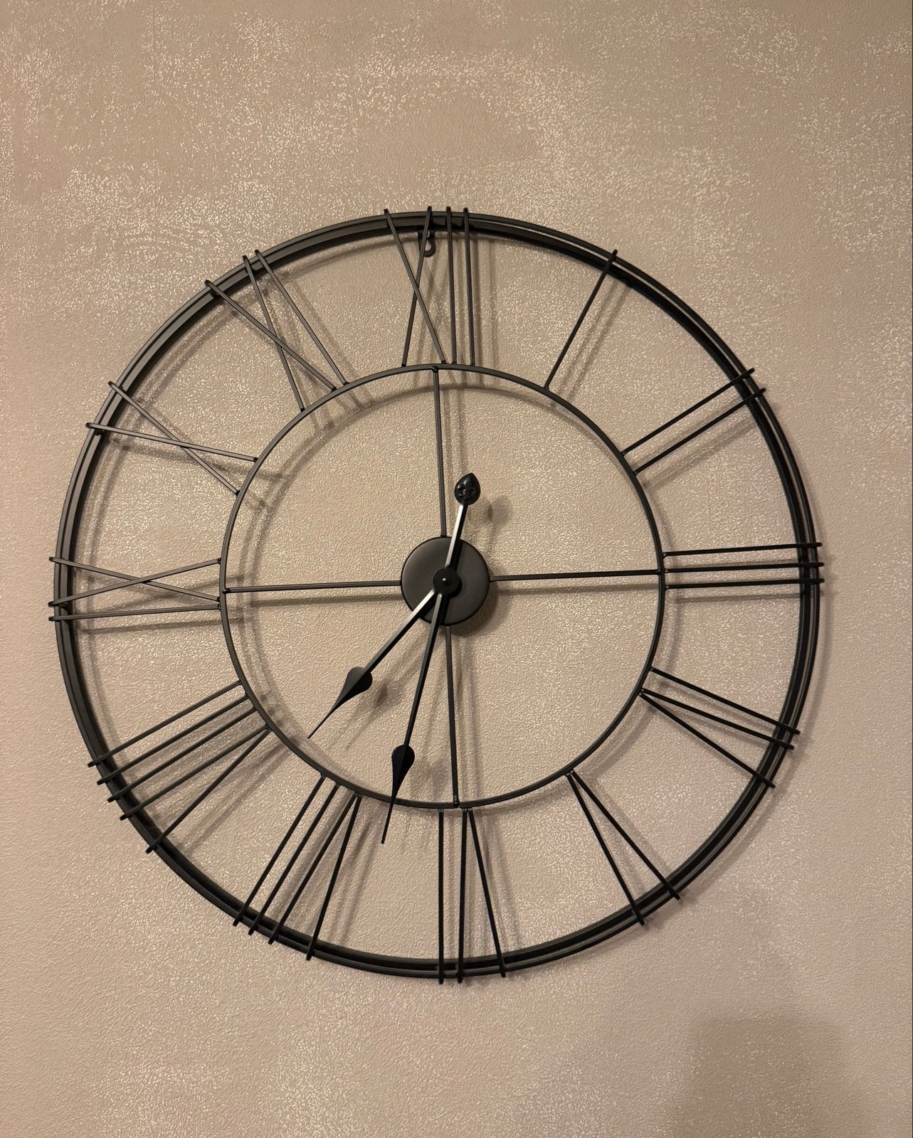 Metaal zwarte klok met romeinse cijfers - 70 cm doorsnede, Ophalen, Wandklok, Zichtbaar uurwerk, Analoog