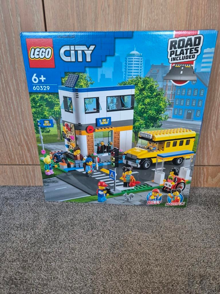 LEGO City 60329 Stadsleven met Winkel en Bus, Kinderen en Baby's, Speelgoed | Duplo en Lego, Ophalen of Verzenden, Zo goed als nieuw
