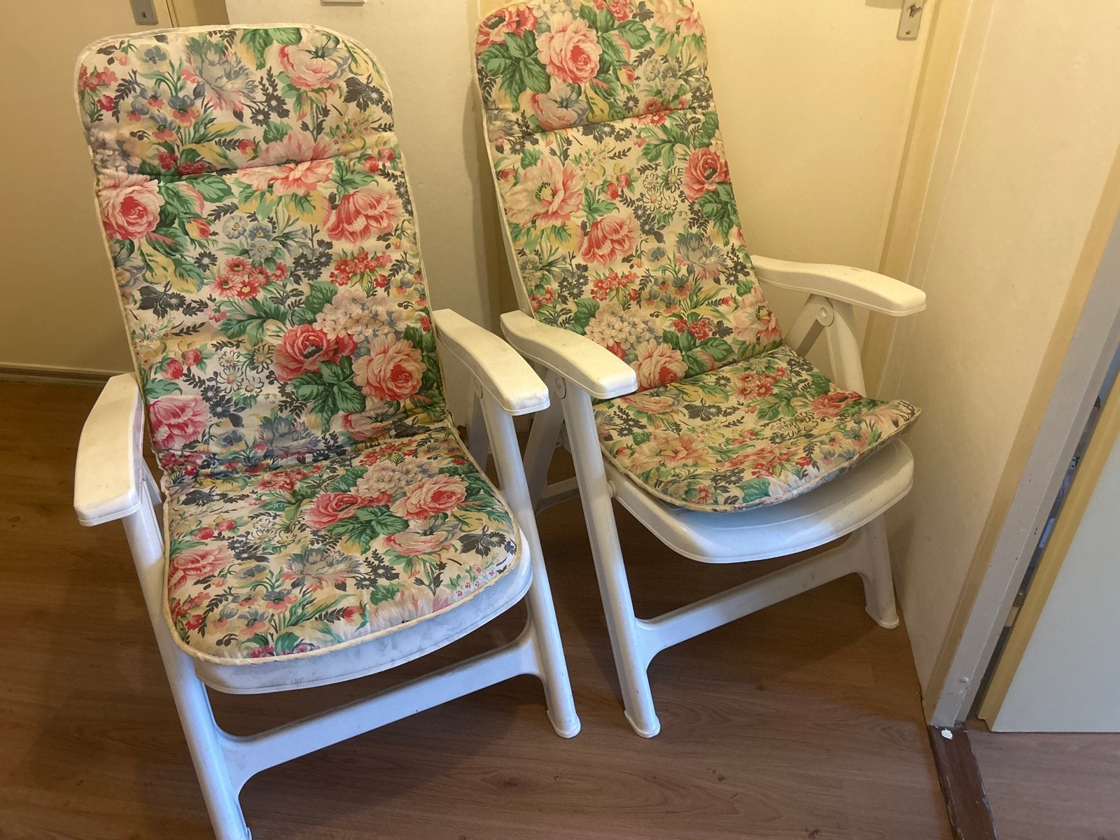 2x Tuinstoelen met bloemenkussens - Inklapbaar, Ophalen, Gebruikt, Kunststof, Inklapbaar