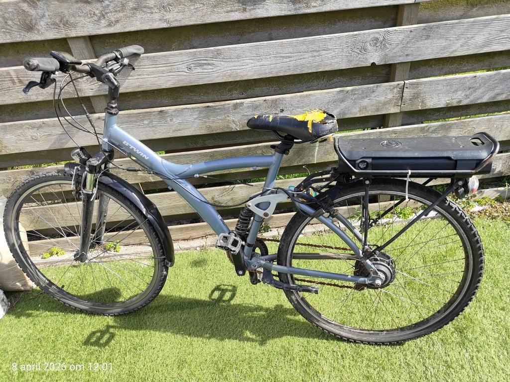 Jongensfiets B'Twin Decathlon - defect voor onderdelen/opkna, Fietsen en Brommers, Elektrische fietsen, Ophalen