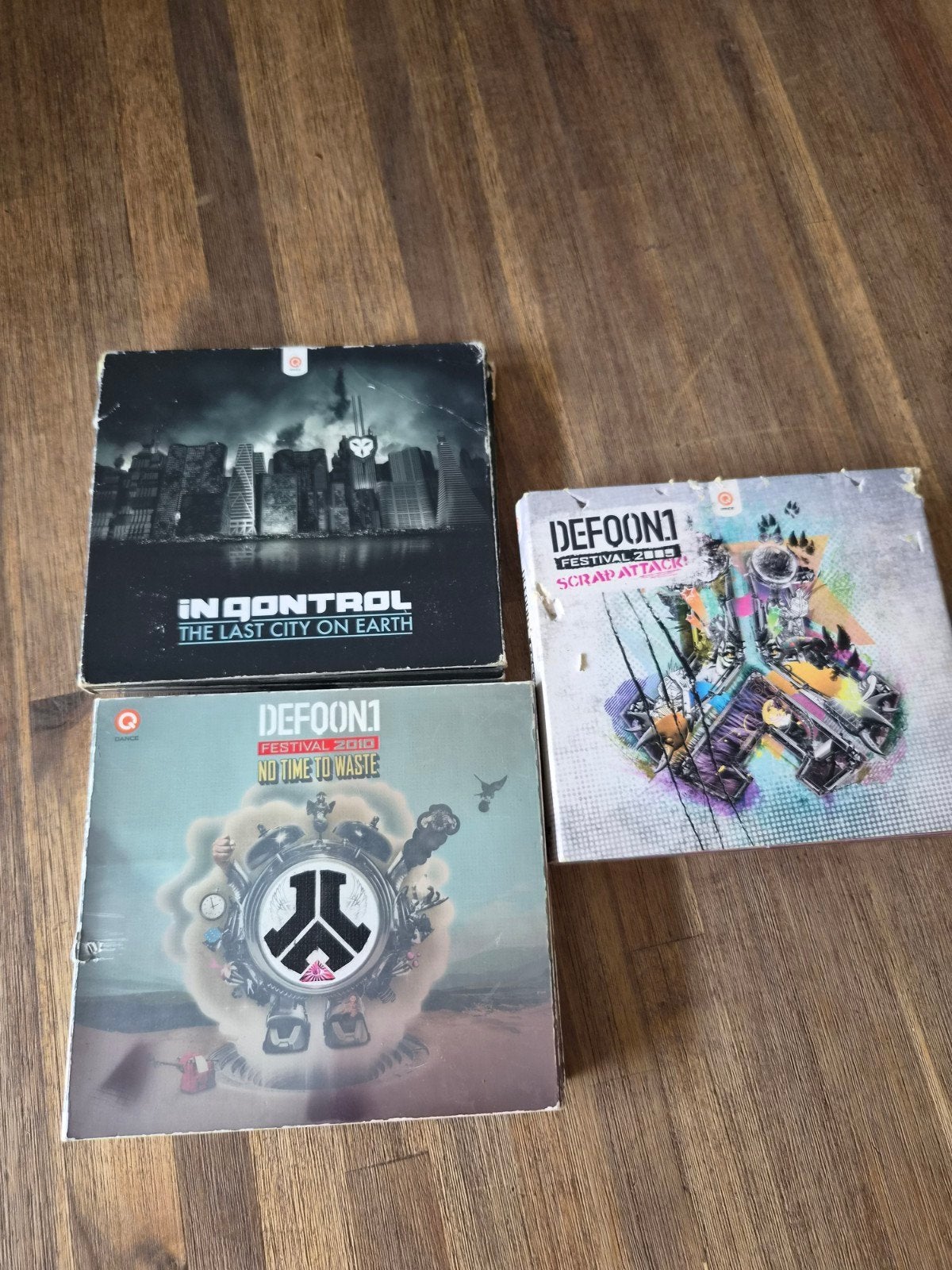 Defqon.1 Scrap Attack, No Time To Waste & In Qontrol, Ophalen of Verzenden, Gebruikt, Techno of Trance, Boxset