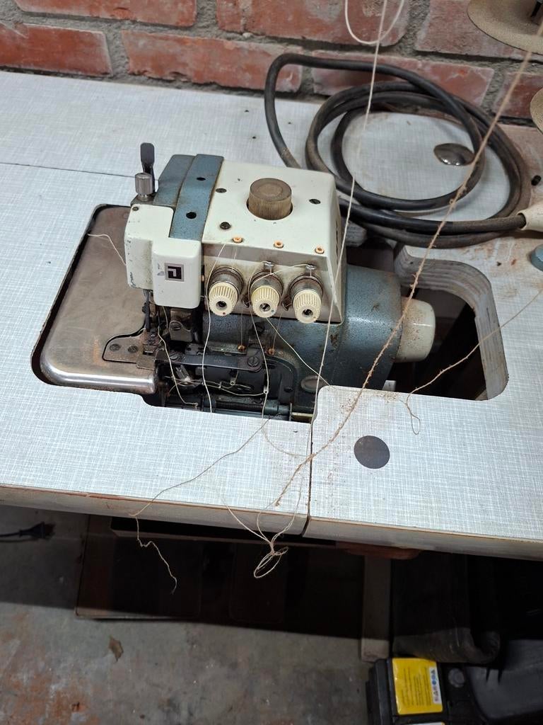 JUKI Lockmachine 3 draads 230 volt, Ophalen