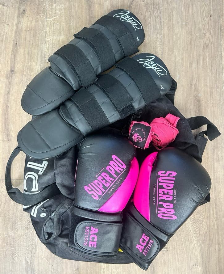 Bokshandschoenen, scheenbeschermers, bandage en tas, Gebruikt, Overige, Vechtsportbescherming, Ophalen of Verzenden