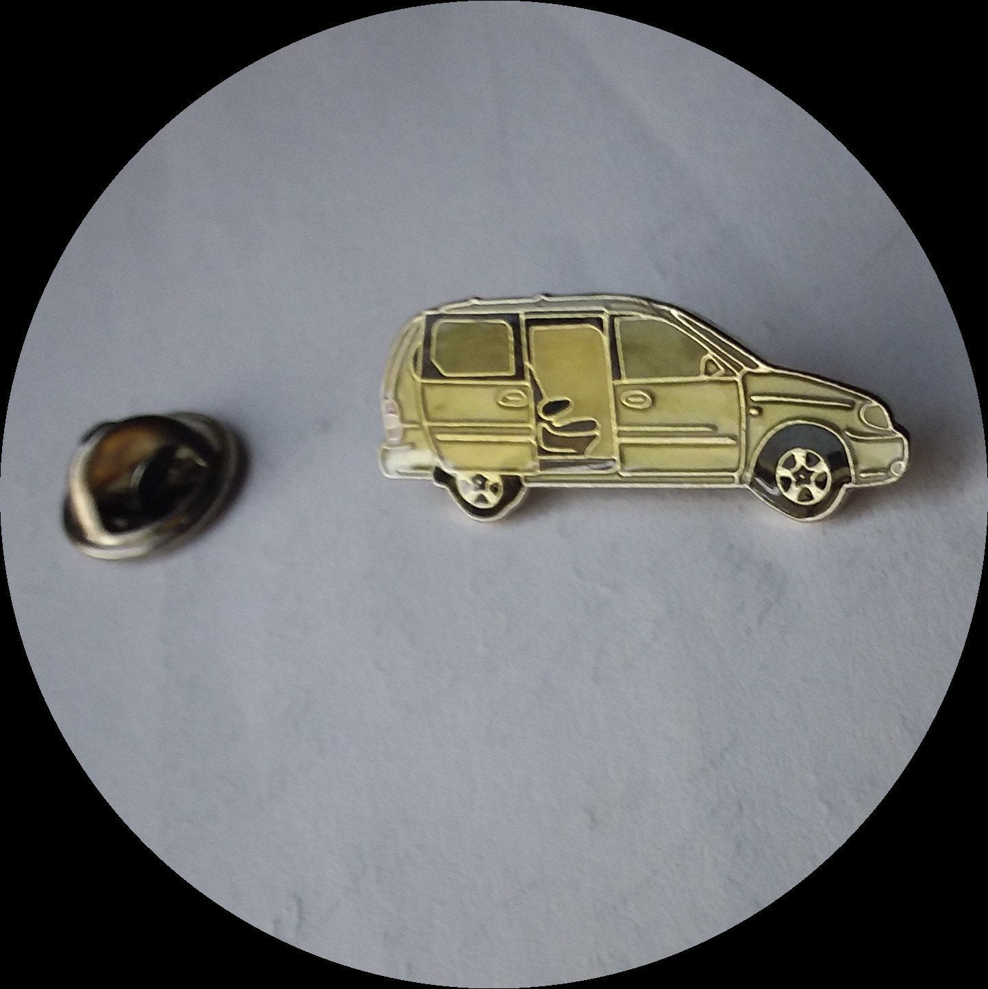 KIA CARNIVAL pin, Verzamelen, Speldjes, Pins en Buttons, Ophalen of Verzenden, Zo goed als nieuw, Transport, Speldje of Pin