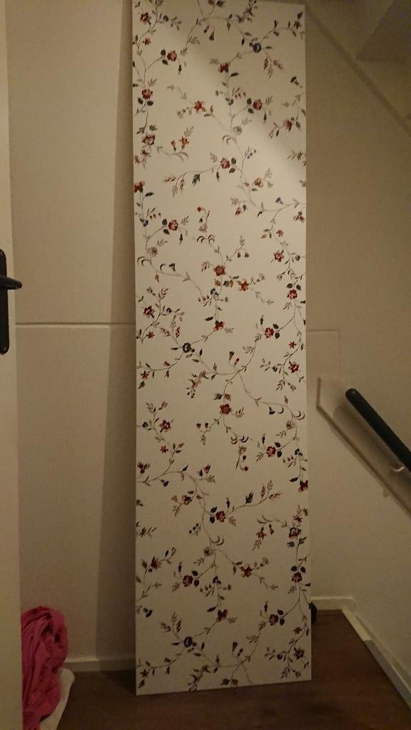 Slaapkamerkast deur Ikea, Zo goed als nieuw, Witte kast met vrolijke gekleurde deur, 150 tot 200 cm, 50 tot 75 cm