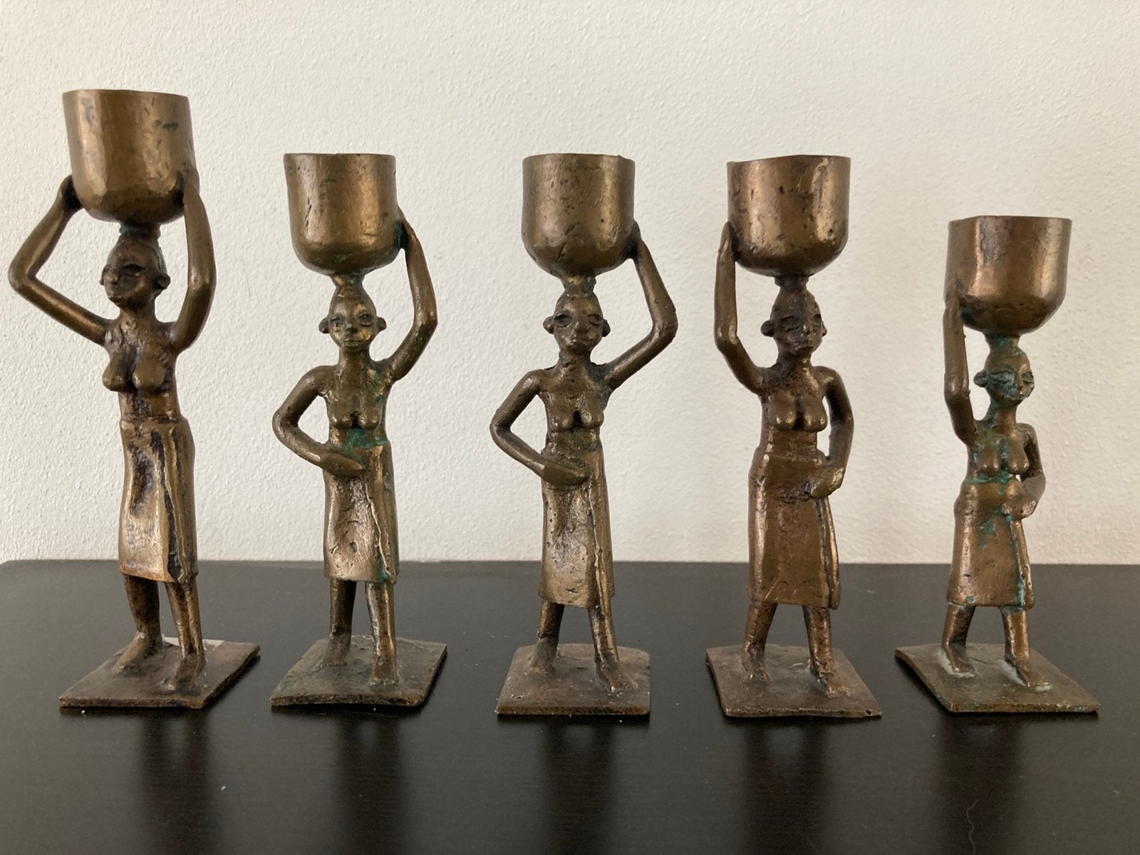 5Afrikaanse sculpturen van figuren die vaten op hoofd dragen, Bruin, Afrika, Ophalen of Verzenden, 14 cm