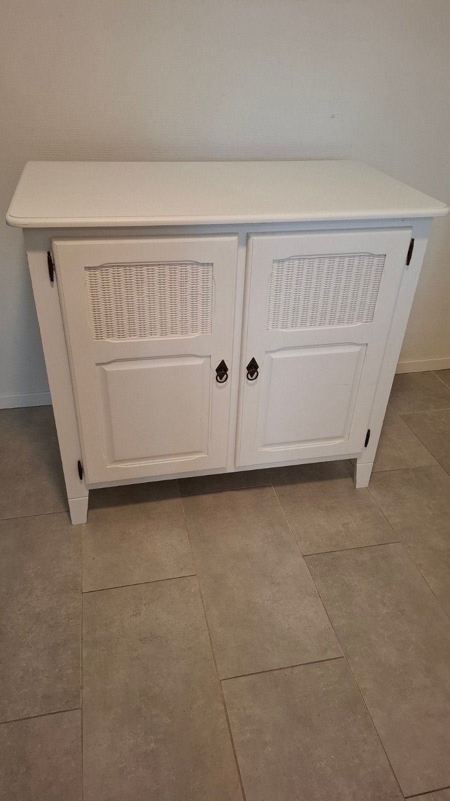 Wit dressoir/ commode met rieten details en lades, Huis en Inrichting, 100 tot 150 cm, Met lade(s), Ophalen of Verzenden, Zo goed als nieuw