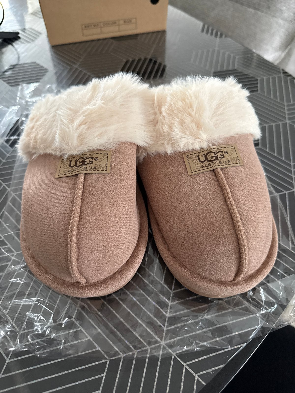 Comfortabele UGG Australia pantoffels in diverse maten, Ophalen of Verzenden, Nieuw, Beige, Pantoffels of Sloffen