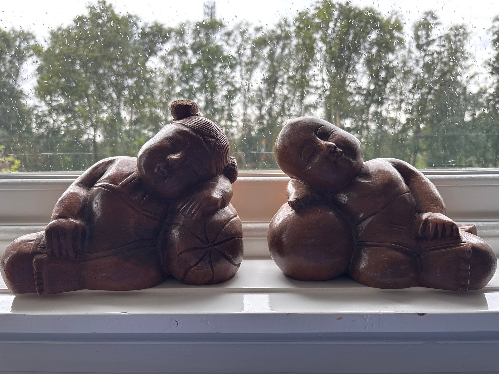 Twee handgesneden houten beelden van slapende figuren, Ophalen, Minder dan 50 cm, Gebruikt, Overige typen