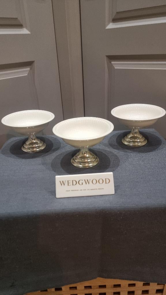 Wedgwood edme schaaltjes op voet, Ophalen of Verzenden, Wedgwood, Aardewerk, Schaal of Schalen