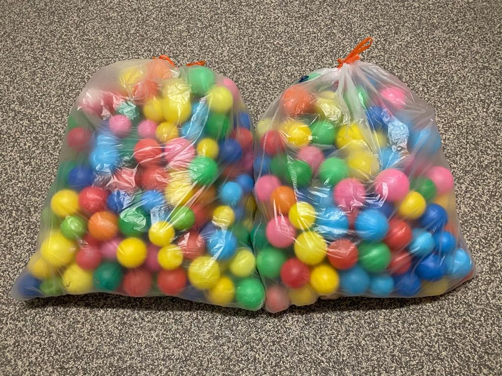 Te koop 2 volle zakken Ballenbak Ballen, Ophalen of Verzenden, Zo goed als nieuw