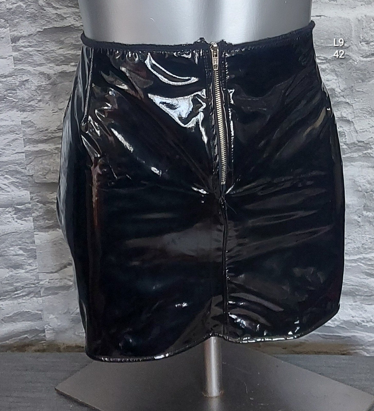 Kinky Zwarte lak mini rok met rits - Maat 42, Kleding | Dames, Rokken, Zwart, Maat 42/44 (L), Ophalen of Verzenden, Onbekend