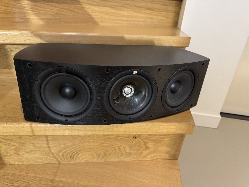 KEF Q10c Centerspeaker – Zwart – Bi-wire – Zeer nette staat, Ophalen of Verzenden, Zo goed als nieuw, 60 tot 120 watt, Center speaker