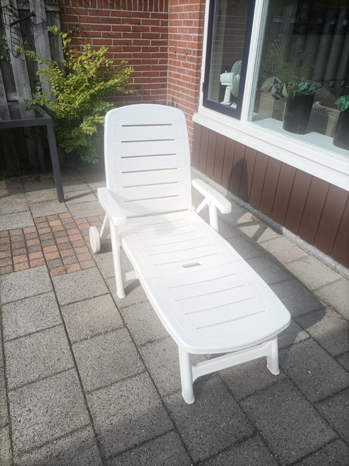 Witte kunststof ligstoel met wielen, Ophalen, Gebruikt, Kunststof, Verstelbaar