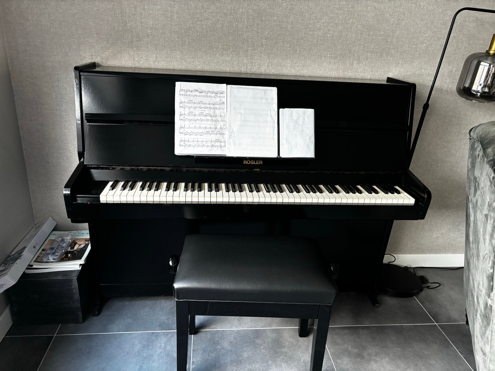 Zwarte Rosler piano met hoogglans afwerking, Ophalen, Gebruikt, Zwart, Piano
