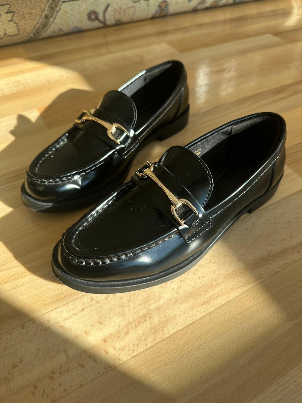 Zwarte dames loafers schoenen met gouden gesp – Maat 37, Loafers, Zwart, Ophalen of Verzenden, Zo goed als nieuw