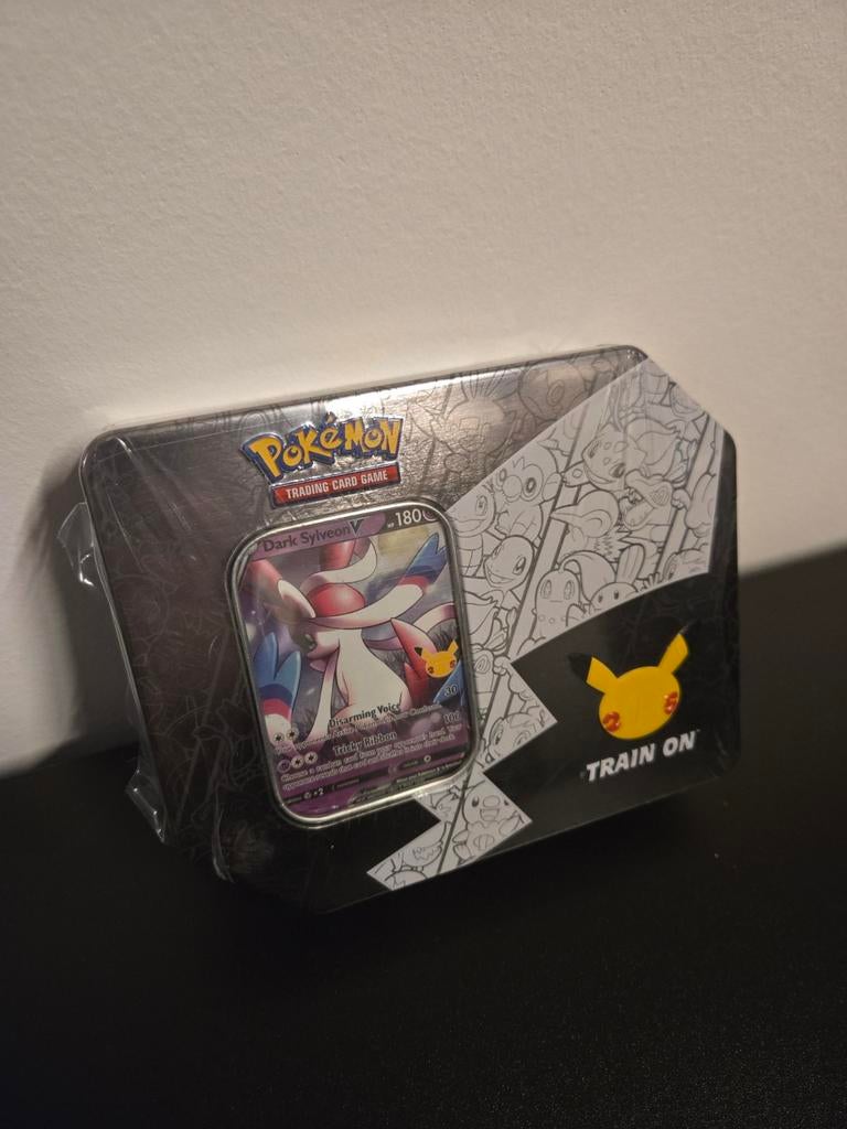 Pokémon Celebrations Dark Sylveon V Tin - Nieuw, Ophalen of Verzenden, Nieuw, Overige typen