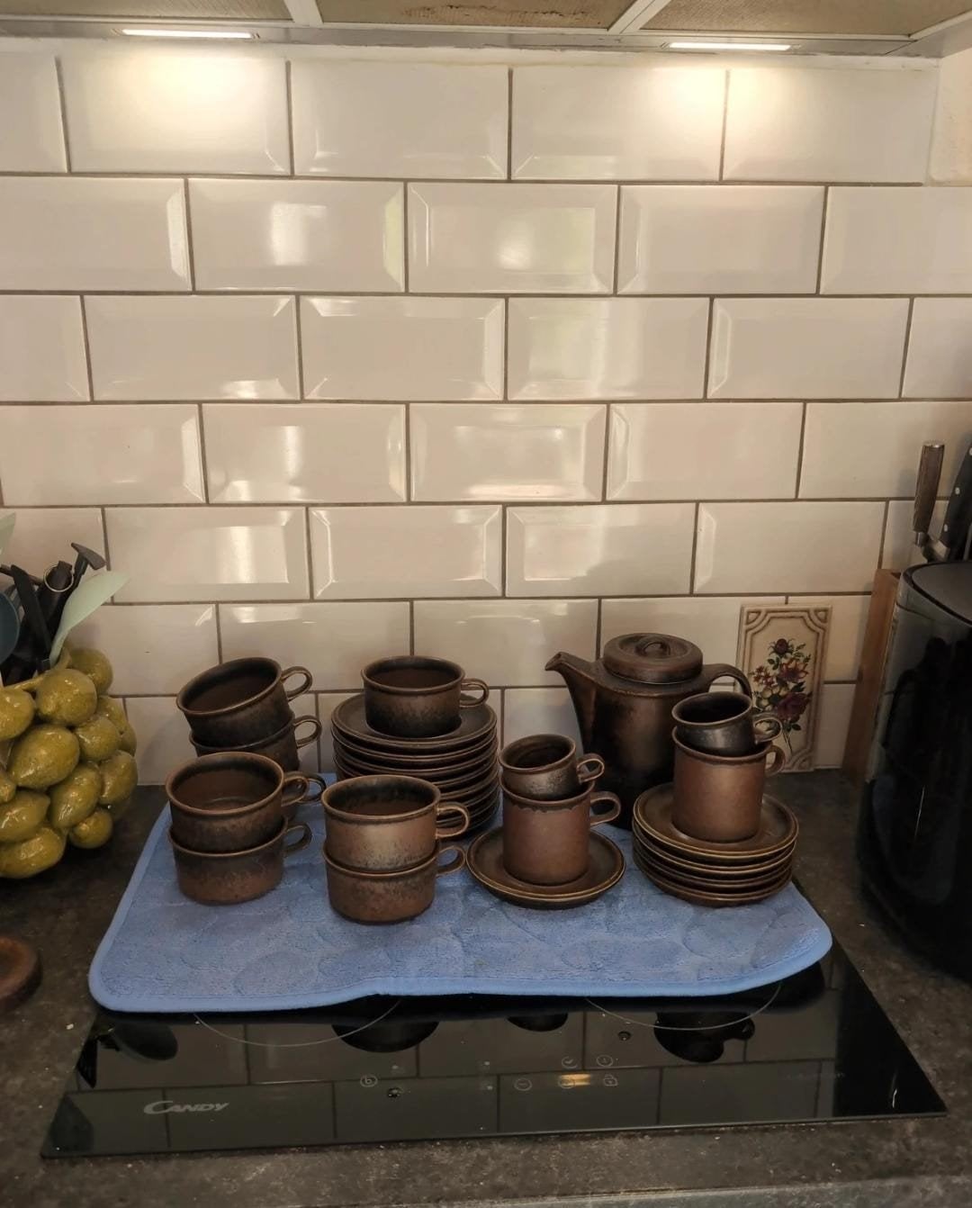 ARABIA servies bruin - Zeer goede staat, Huis en Inrichting, Keuken | Servies, Keramiek, Ophalen of Verzenden, Zo goed als nieuw
