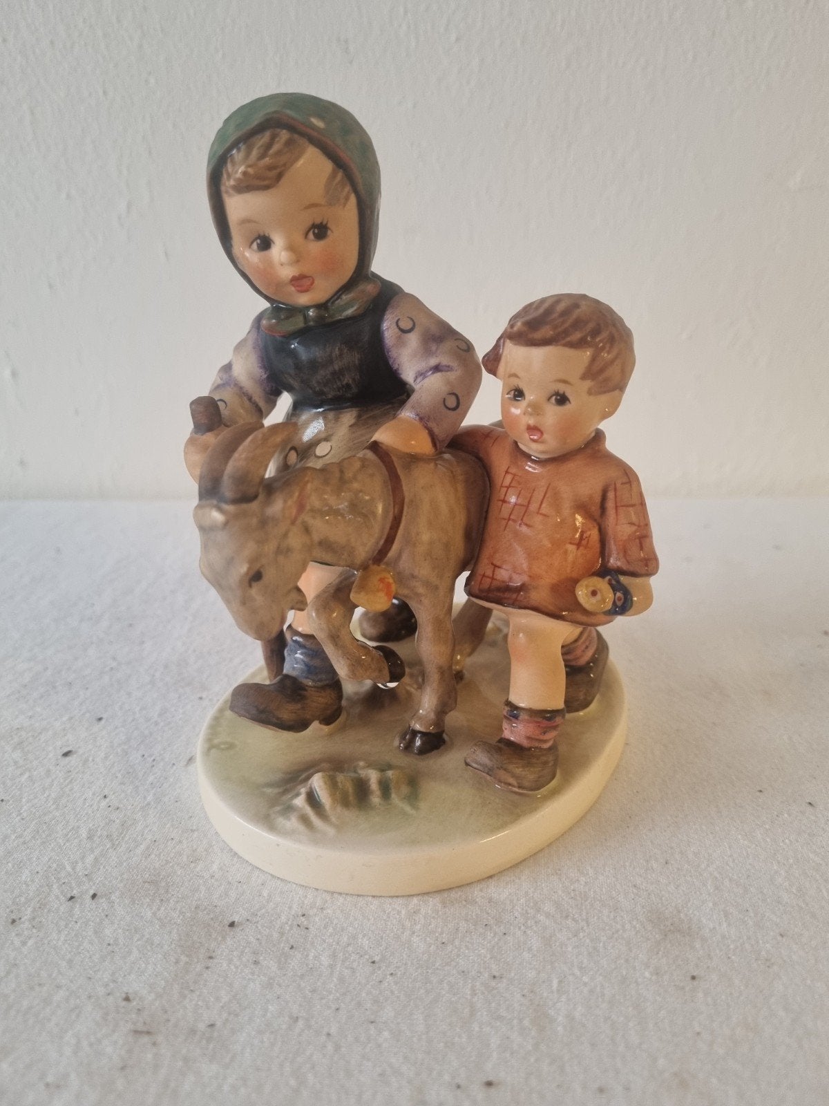 Hummel beeldje: Kinderen met geit, Ophalen of Verzenden, Zo goed als nieuw, Hummel