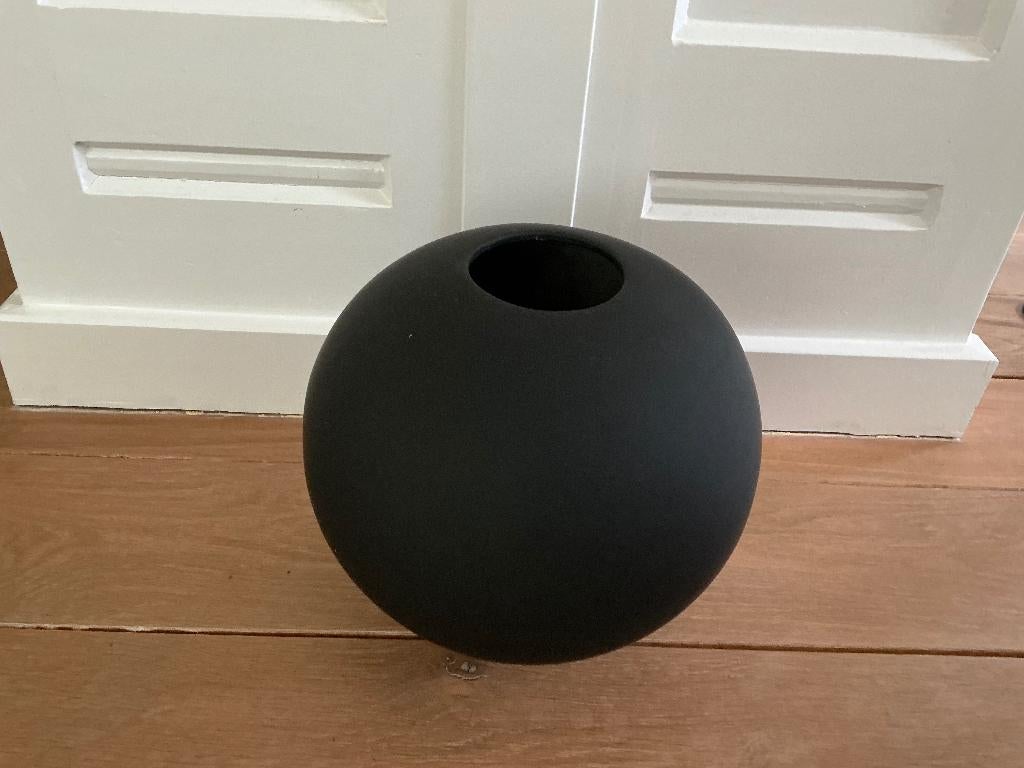 Ball vaas zwart, Huis en Inrichting, Woonaccessoires | Vazen, Overige materialen, Zwart, Ophalen of Verzenden, Zo goed als nieuw