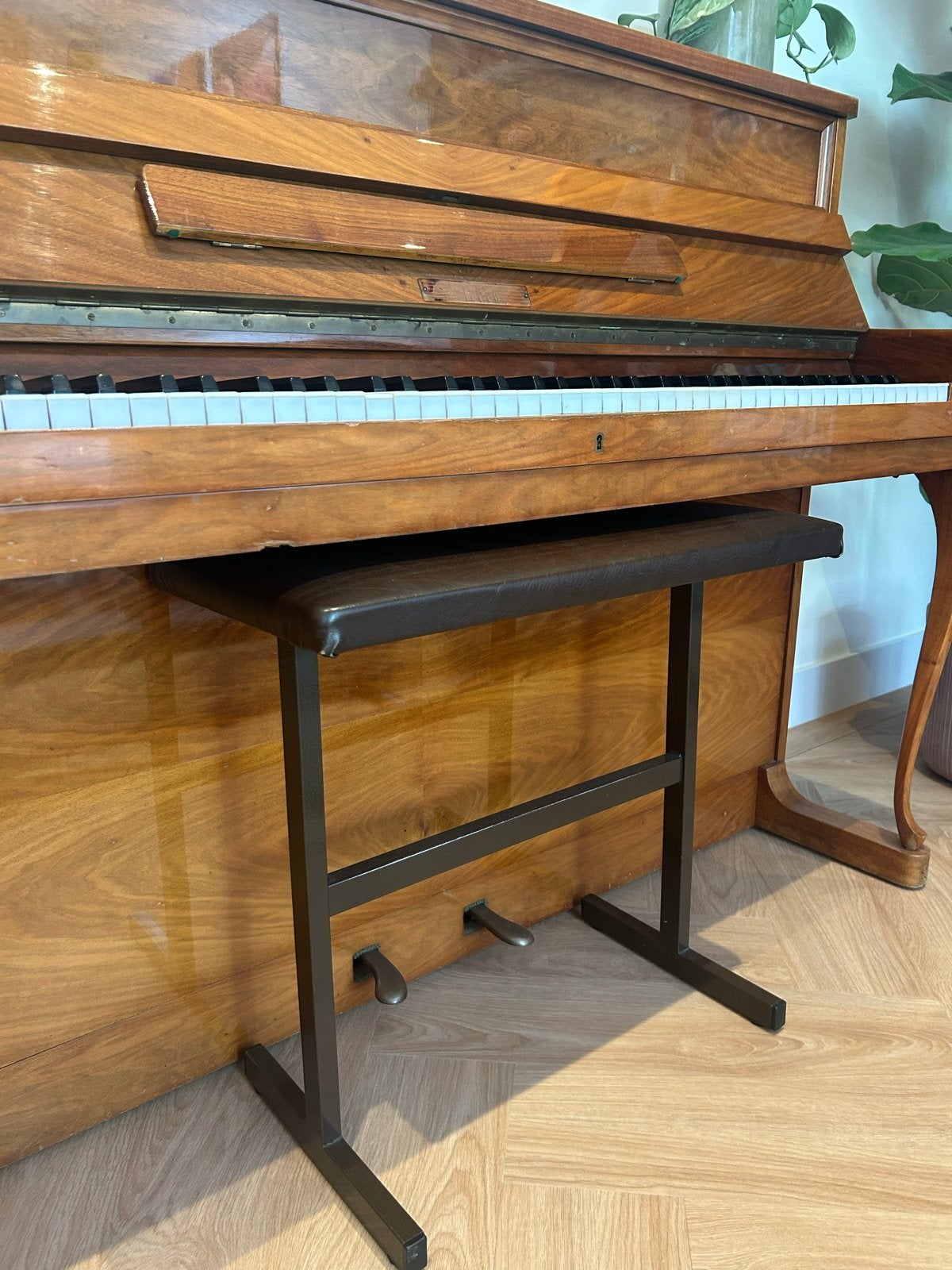 Bruine lederen piano kruk - Comfortabel en klassiek leer, Muziek en Instrumenten, Piano's, Ophalen, Gebruikt, Bruin, Overige typen