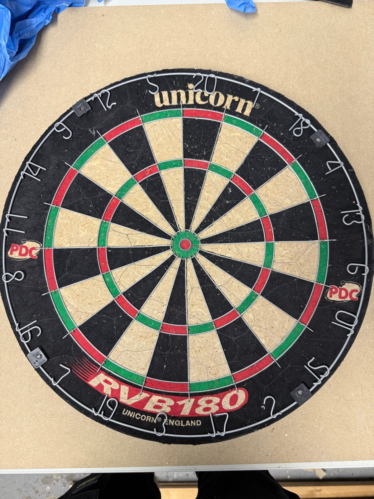Unicorn Dartbord RVB180 - Zo goed als nieuw, Sport en Fitness, Darts, Ophalen of Verzenden, Gebruikt, Dartbord