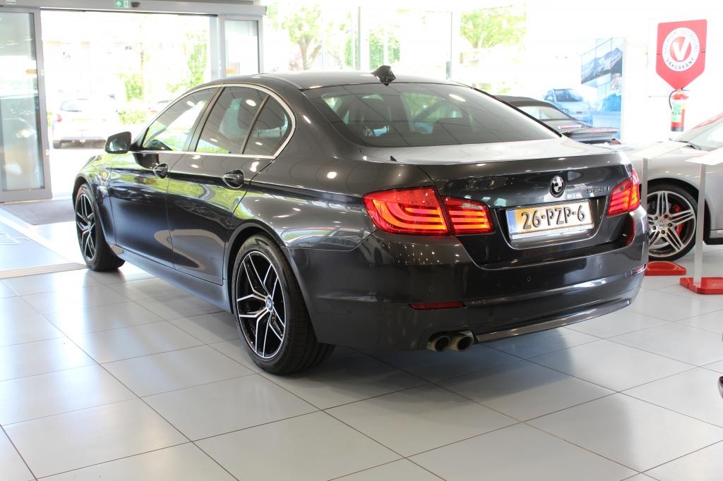 BMW 5 Serie 523i Executive/CRUISE CONTROL/NAVIGATIE/PDC, Euro 5, Gebruikt, Zwart, 2000 kg