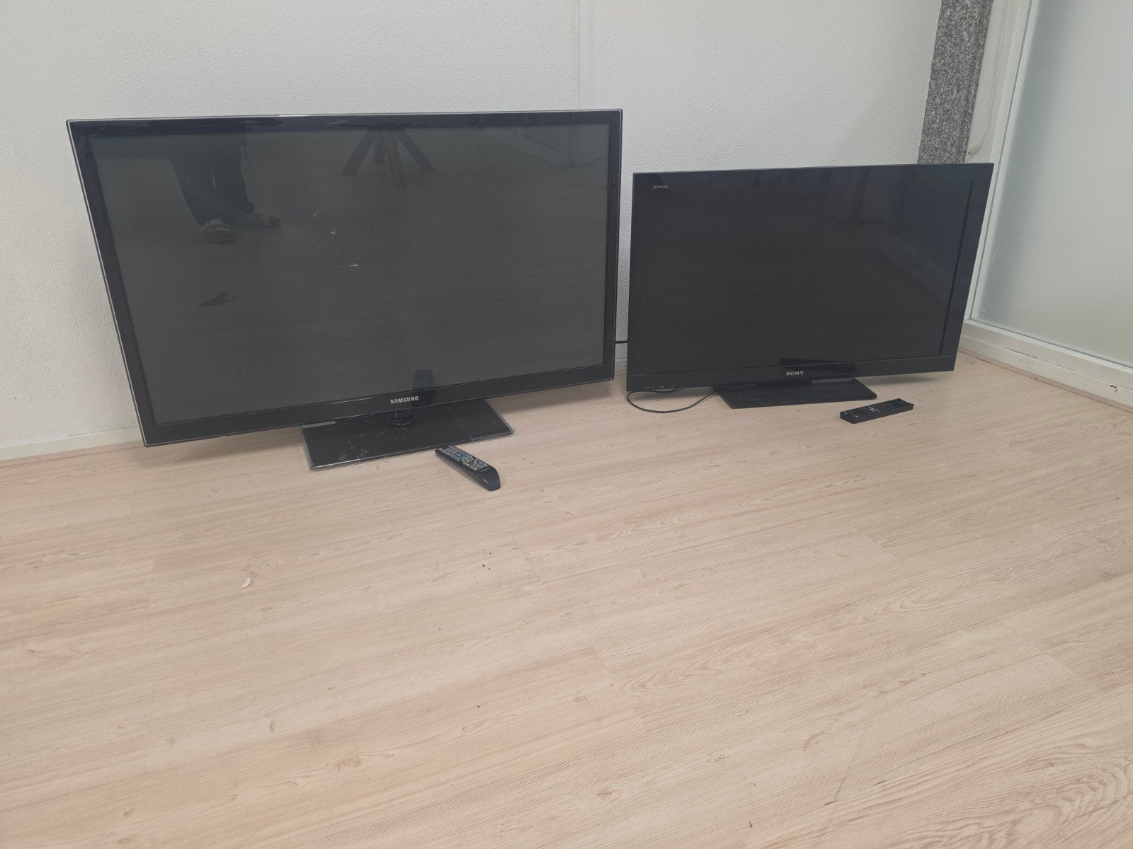 2 defecte tv's: Samsung met barst, Sony defect, Ophalen, Niet werkend, Samsung