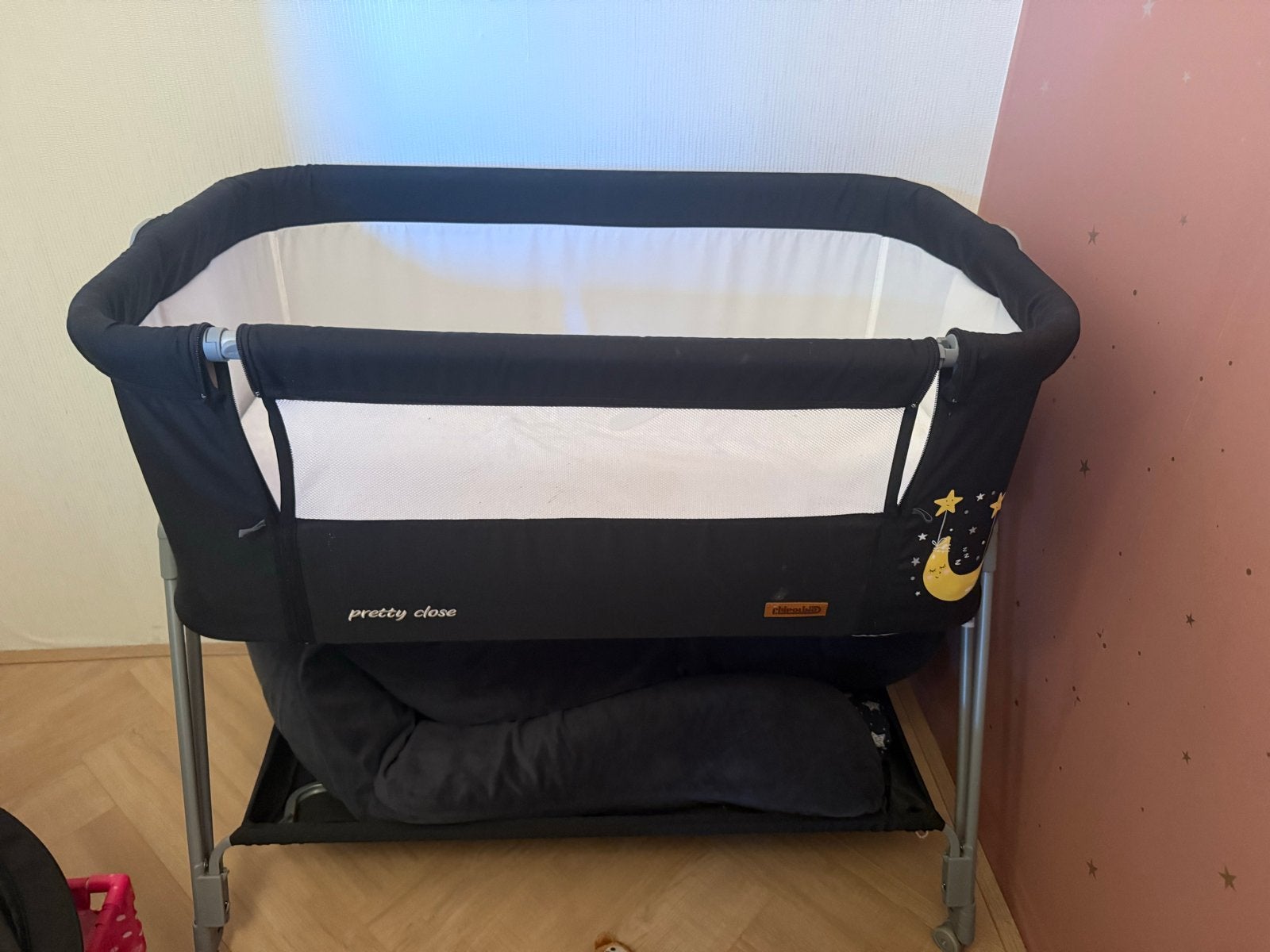 Pretty Close Co-Sleeper/Wieg - Zwart met sterren, Kinderen en Baby's, Babywiegjes en Ledikanten, Ophalen, Gebruikt, Wieg