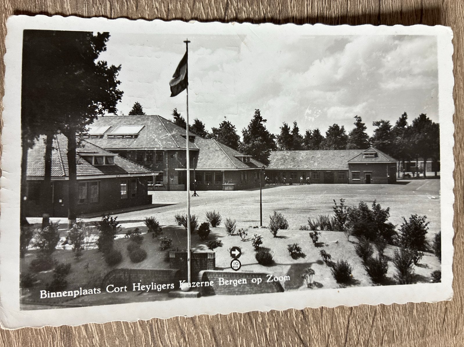 Oude ansichtkaart: Cort Heyligers Kazerne Bergen op Zoom, Ophalen of Verzenden, 1960 tot 1980, Gelopen, Noord-Brabant
