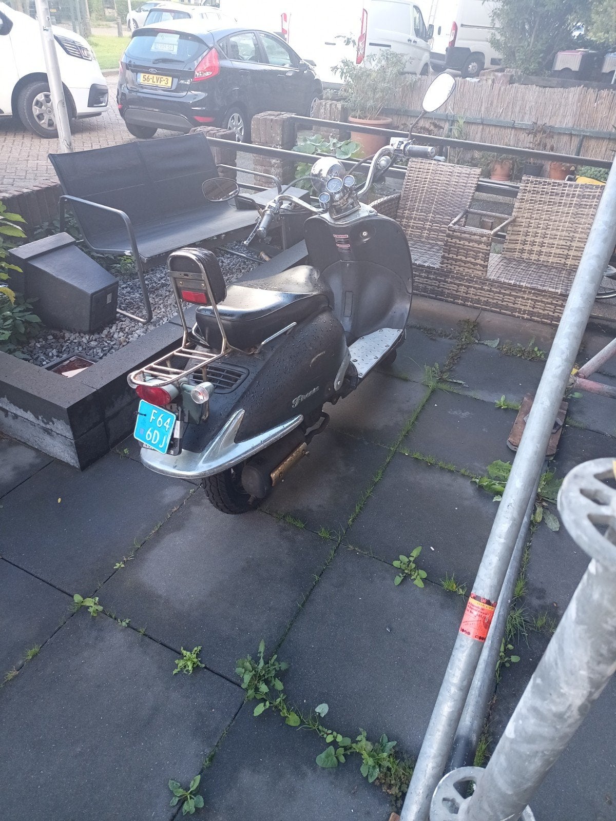 Retro scooter zwart - gratis af te halen voor knutselaar, Ophalen