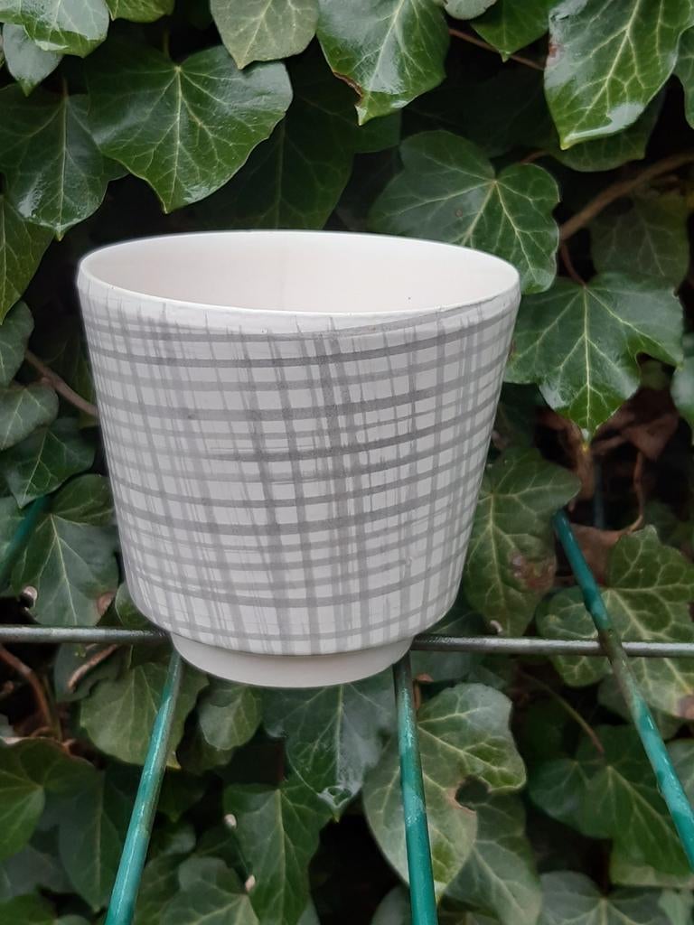 Vintage bloempot grijs geruit Tegelen 10,5 cm, Rond, Ophalen of Verzenden, Aardewerk, Minder dan 40 cm