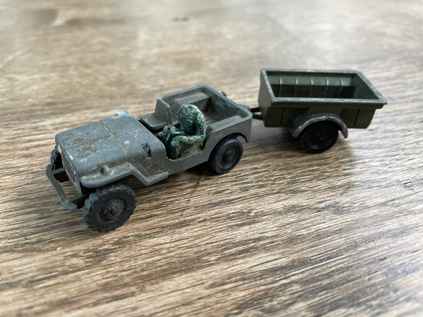 Vintage Jeep V-228 met aanhanger - Made in Taiwan, Hobby en Vrije tijd, Modelbouw | Auto's en Voertuigen, Overige merken, Gebruikt