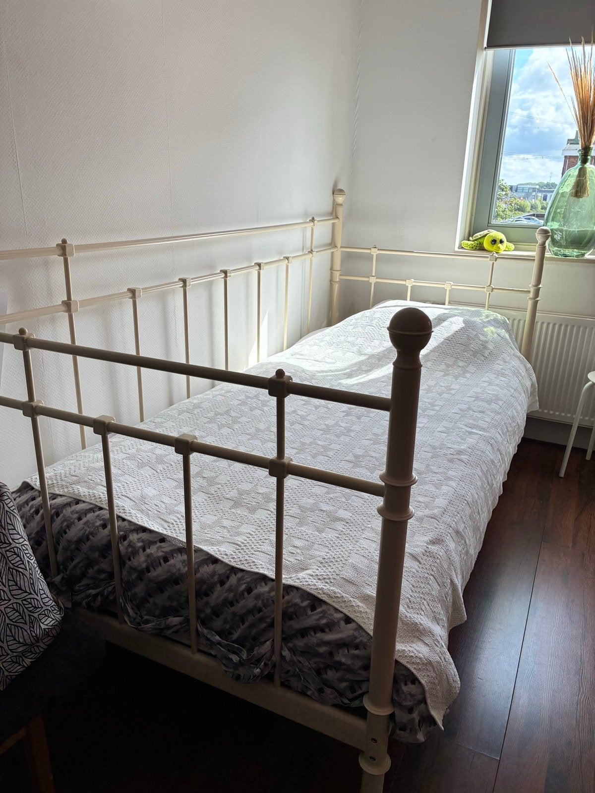 Eenpersoons metalen bedframe - Crème, Huis en Inrichting, Slaapkamer | Bedden, Ophalen, Gebruikt, 90 cm, Eenpersoons