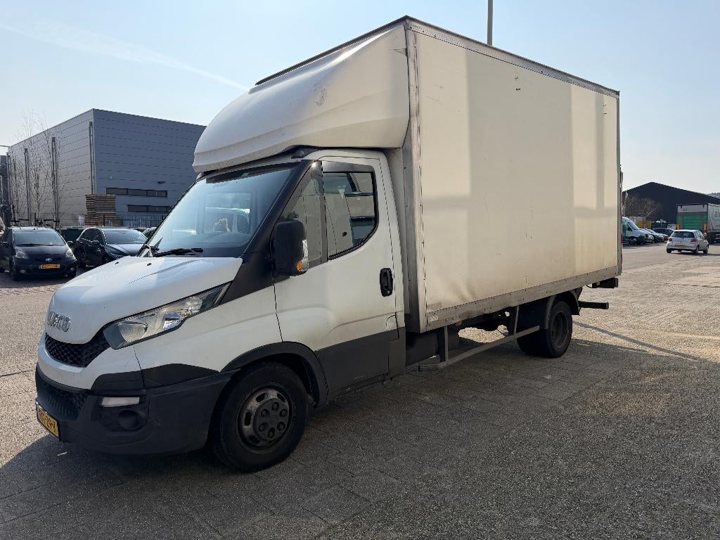 Iveco Daily 2017 Bakwagen met Laadklep NIEUWE MOTOR, Auto's, Bestelauto's, 13 km/l, Iveco, Wit, Bedrijf