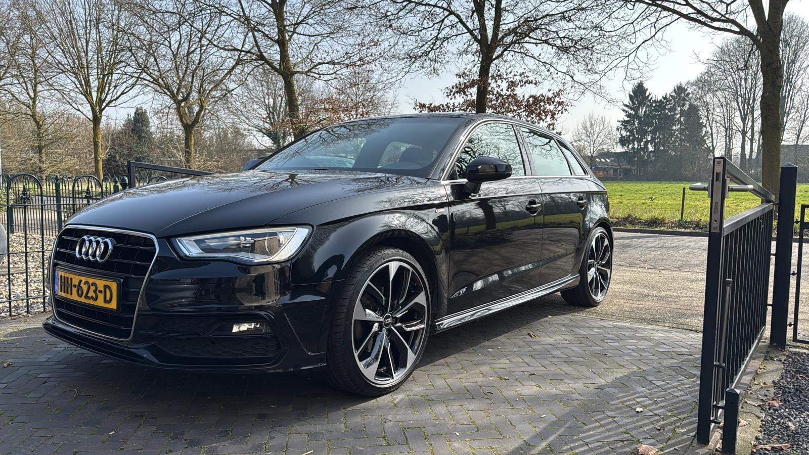 Audi A3 1.2 tfsi Zwart incl. Originele Audi rs-velgen, Auto's, Dealer onderhouden, Zwart, 4 cilinders, Leder en Stof