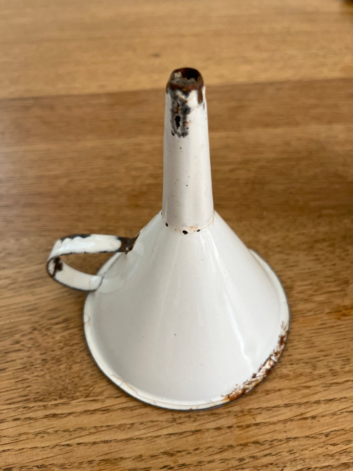 Nostalgie/vintage Charmant wit emaille trechtertje, Ophalen of Verzenden