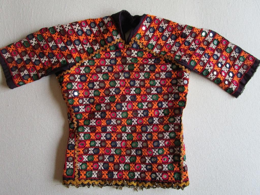 Oud hand geborduurd kinderjakje / wandkleed India, Gebruikt, Ophalen of Verzenden, Handgemaakt, Meerkleurig