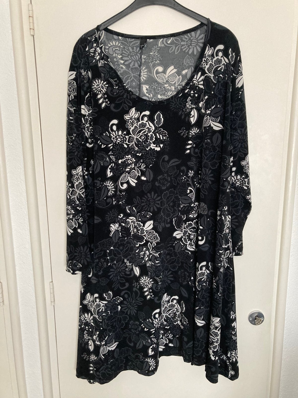 Jurk Yoek XXL (54/56) - Zwart met bloemenprint, Kleding | Dames, Grote Maten, Ophalen of Verzenden, Zo goed als nieuw, Zwart, Jurk