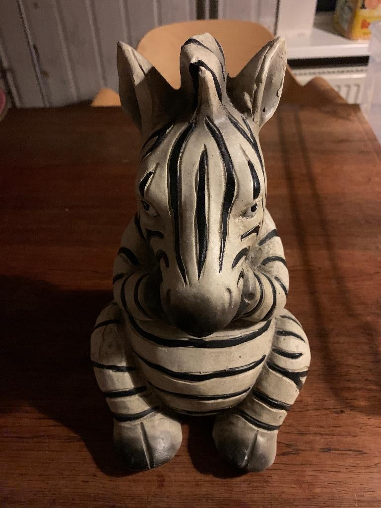 Beeld zittende zebra, zebrabeeld; afmetingen 18 x 31 cm, Verzamelen, Beelden en Beeldjes, Ophalen of Verzenden, Zo goed als nieuw