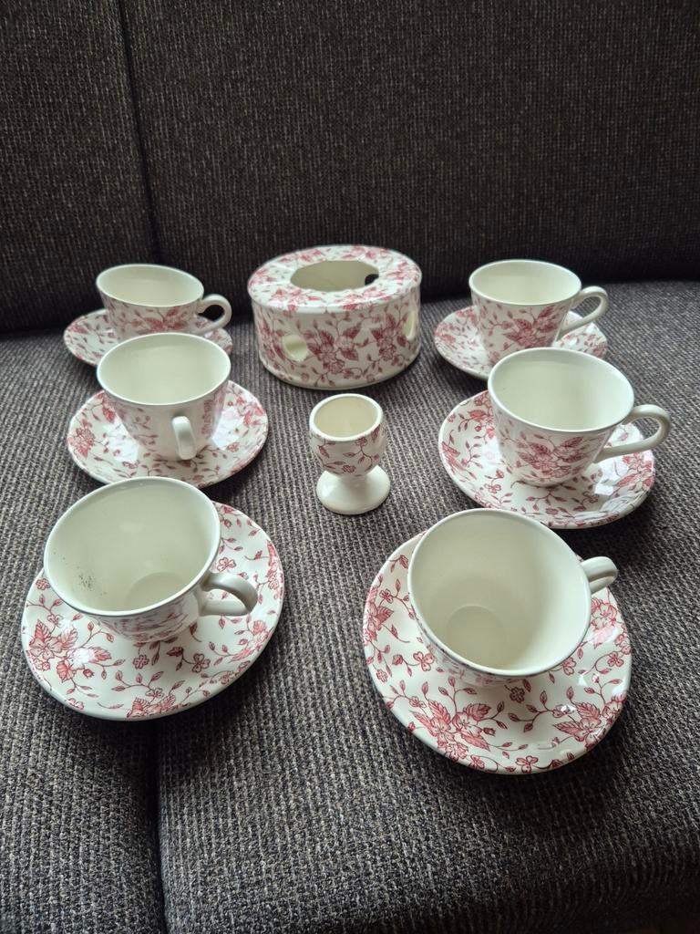 Royal Tudor Bouquet Rood Servies, Ophalen of Verzenden, Zo goed als nieuw, Overige stijlen, Kop(pen) en/of Schotel(s)